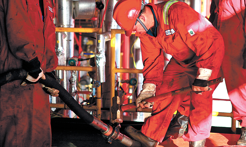 一個多月來，工作人員一遍遍地進行現場設備的調試、檢修，一次次地進行工藝流程的討論和推演，沒到注熱的那一刻，所有人心中繃著的弦都不敢放松。圖為操作人員在熱采井口處連接高壓軟管，做好注熱應急準備，保證安全注熱。