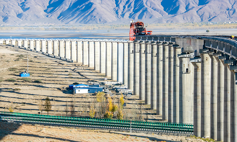 圖為公鐵兩路正在逐步完善西藏地區(qū)的交通網布局。（丁慶濱 攝）