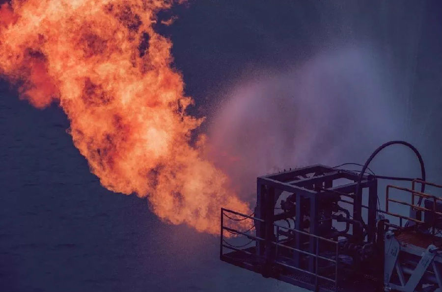 2020年10月22日，隨著火炬控制盤上點火按鈕開啟，一條沉睡億萬年的氣龍沿著深入地下5000多米的井筒一躍而上，從渤中19-6WHPA平臺燃燒臂咆哮著奔騰而出，在高空爆燃成烈焰！這意味著中國海油渤中19-6千億方級大氣田迎來它的第一個“成人禮”——渤中19-6凝析氣田試驗區開發項目正式投產。為了這一刻的到來，誰也算不清，到底有多少人付出了怎樣艱苦卓絕的努力。圖為項目現場。