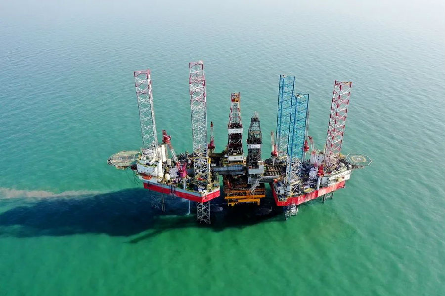 該項目是保障京津冀清潔能源供應項目。為了快速把京津冀家門口的氣田建設起來，中國海油采取勘探開發生產工程一體化項目管理模式，將計劃工期由同級別項目的33個月壓縮到14個月。海油工程建造事業部天津建造公司負責的導管架及海上組塊的陸地施工時間，由同級別項目的10至12個月，壓縮到了只有8個月。而受設計基礎數據不足、設備晚到貨、臺風、大氣治理等綜合因素影響，實際執行的項目運行時間，更是被壓縮到了極限。