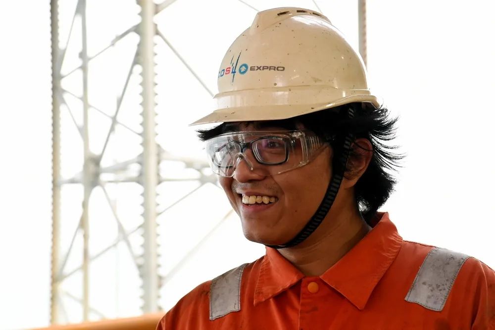 工程建造作業船剛剛結束WHPA平臺施工作業駛離平臺，鉆井總監湯柏松湯柏松就乘著“海洋石油941”踏浪而來，實現了渤中19-6開發井項目與工程建造項目的無縫對接。2020年3月27日6點16分，隨著鉆頭緩緩下入轉盤，渤中19-6氣田第一口開發井——A4H井向地下5073米隆隆鉆進。面對渤海油田最深的開發井項目，除了勘探期間需要克服的高溫、壓力異常等作業難點之外，還要克服定向井軌跡實施、完井方案選擇等諸多難題。這批開發項目應用了近百種先進技術，形成了一套安全、高效的鉆完井技術方案，最終只用27天完成了鉆井任務。