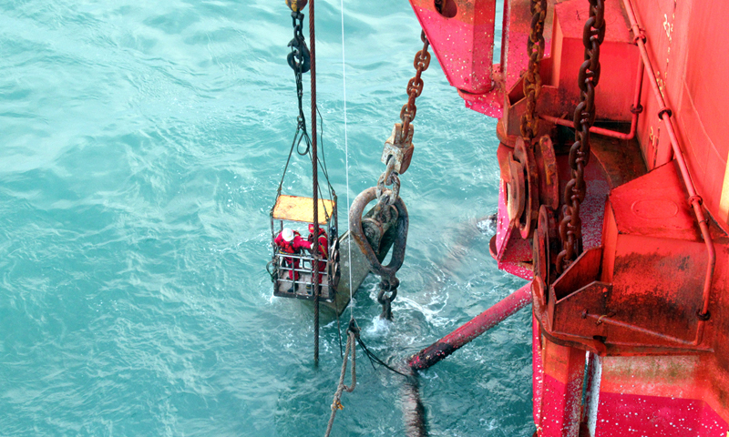 圖為鉆井平臺(tái)在第20號(hào)臺(tái)風(fēng)“艾莎尼”來(lái)臨前高效完成加油船系纜加油作業(yè)，保障臺(tái)風(fēng)期間平臺(tái)燃油供應(yīng)。