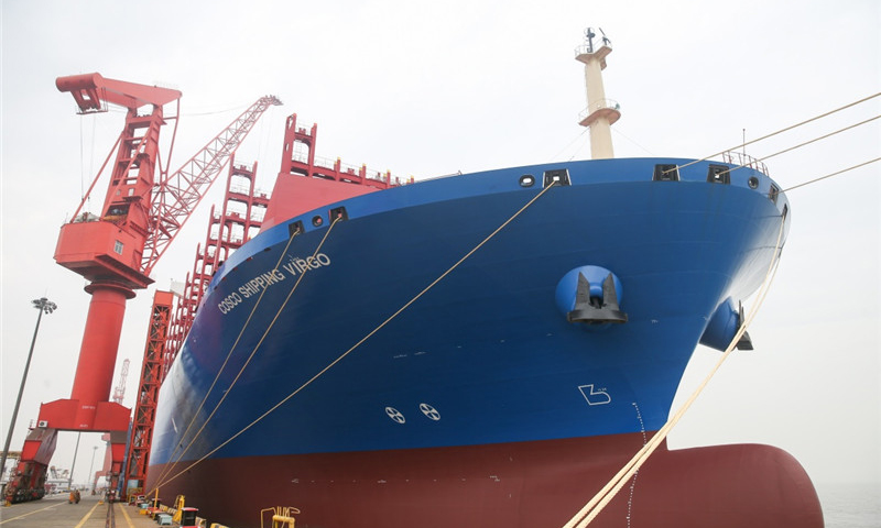 5月29日，上海外高橋造船有限公司為中遠(yuǎn)海運(yùn)集裝箱運(yùn)輸有限公司建造的20000TEU超大型集裝箱船“中遠(yuǎn)海運(yùn)室女座”號(hào)命名交付。圖為5月30日，“中遠(yuǎn)海運(yùn)室女座”號(hào)超大型集裝箱船停靠在上海外高橋造船有限公司碼頭。（新華社記者 丁汀 攝）