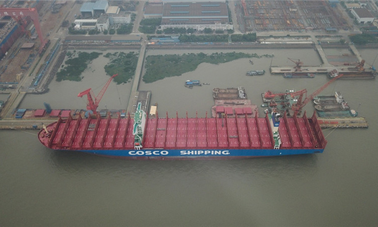 “中遠(yuǎn)海運(yùn)室女座”號(hào)總長(zhǎng)399.8米，型寬58.6米，最大吃水16米，設(shè)計(jì)航速22.5海里/小時(shí)，最大載重量20萬(wàn)噸。該船的甲板面積接近4個(gè)標(biāo)準(zhǔn)足球場(chǎng)，從船底至頂部約73米。（新華社記者 丁汀 攝）