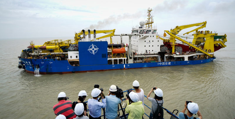 6月8日，由中交天津航道局投資建造，具有中國自主知識產權的亞洲最大重型自航絞吸挖泥船“天鯤號”，緩緩駛離位于江蘇啟東的船廠碼頭，正式開啟為期3天的海試。（新華社記者 李響 攝）