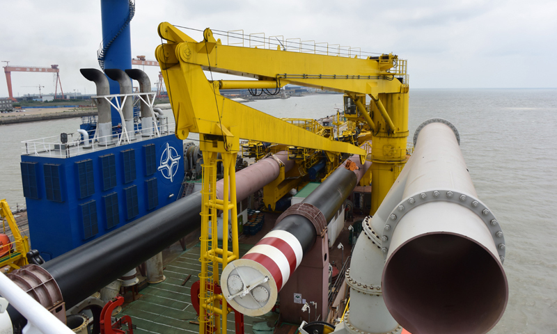 這是“天鯤號(hào)”船頭安裝的鋼樁。（新華社記者 毛振華 攝）