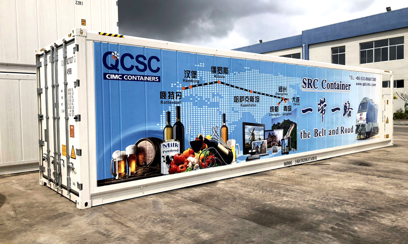 目前，特種冷藏集裝箱已成為跨境貿(mào)易的重要載體。俄羅斯、哈薩克斯坦等“一帶一路”沿線國家的啤酒、牛奶等食品通過“一帶一路”恒溫箱進入中國市場，我國的花卉也通過花卉運輸箱搭乘中歐班列抵達中亞腹地，開創(chuàng)了冷藏箱長途鐵路運輸植物的歷史。圖為“一帶一路”特種定制集裝箱。（國務院國資委網(wǎng)站 陳航 攝）