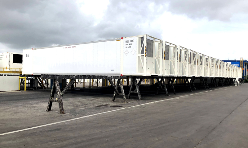 青島中集特種冷藏設備有限公司（下稱“青島中集”），專業(yè)生產(chǎn)各種冷藏集裝箱，連續(xù)多年全球特種冷藏集裝箱市場占有率第一。圖為待涂裝集裝箱區(qū)。（國務院國資委網(wǎng)站 陳航 攝）