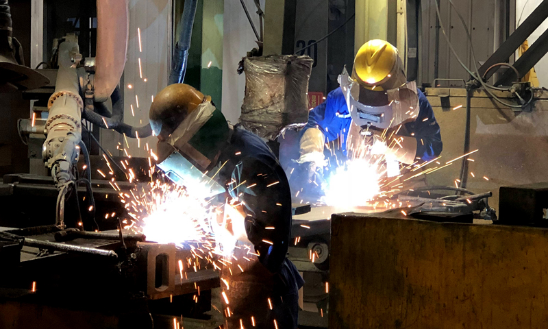 隨著“一帶一路”建設不斷推進，經(jīng)貿(mào)往來日益頻繁，許多國家地區(qū)和機構客戶慕名來到青島參觀，對青島中集生產(chǎn)的產(chǎn)品和生產(chǎn)工藝贊不絕口，訂單呈爆發(fā)式增長。圖為生產(chǎn)車間焊接流程。（國務院國資委網(wǎng)站 陳航 攝）
