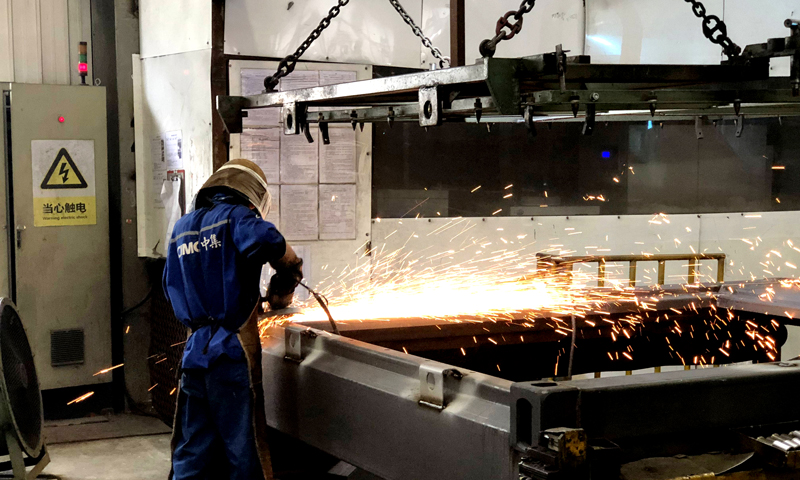 圖為生產(chǎn)車間切割流程。（國務院國資委網(wǎng)站 陳航 攝）