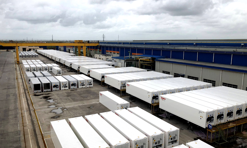 特種冷藏集裝箱產(chǎn)品遍及北美、歐洲、亞洲、澳洲等海外地區(qū)，國內客戶主要以各大中型物流企業(yè)、班列為主，例如中國鐵路、蓉歐、漢歐、鄭歐等，有力地促進了“一帶一路”經(jīng)貿(mào)往來。圖為特種冷藏集裝箱成品陳列區(qū)。（國務院國資委網(wǎng)站 陳航 攝）