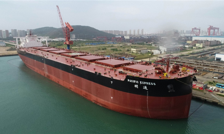 8月15日，武昌船舶重工集團(tuán)有限公司為招商局能源運(yùn)輸股份有限公司建造的新型40萬噸礦砂船“明通”輪在山東青島交付使用。圖為8月15日在青島使用無人機(jī)拍攝的“明通”輪。（新華社記者 王斯班 攝）