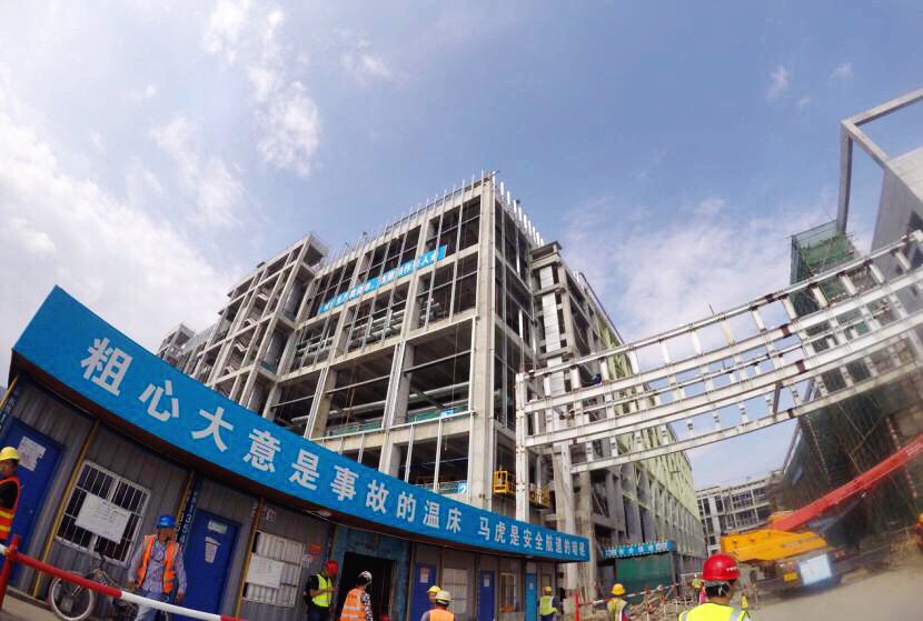 中建一局廣州超視堺第10.5代TFT-LCD顯示器生產線項目規劃建筑面積178萬平方米，總投資額610億元，是目前全球投資額最大的高科技廠房項目，也是廣州改革開放以來單筆投資最大的先進制造業項目。圖為廣州超視堺第10.5代線項目廠房。（國資委新聞中心 語謙攝）