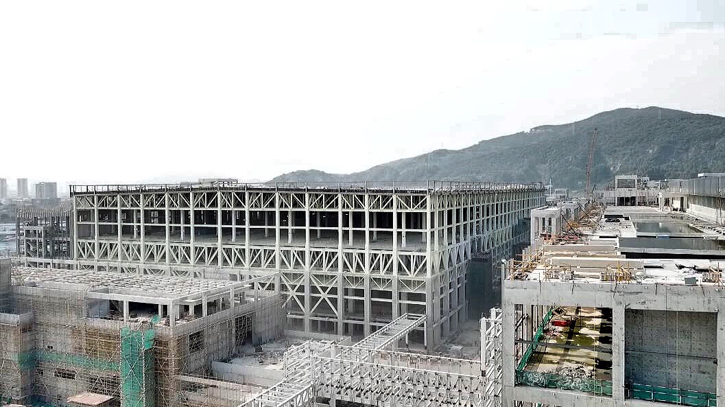 廣州超視堺潔凈區域達9萬平方米，相當于12.6個標準足球場，其潔凈標準相當于醫院手術室要求的10倍。圖為廣州超視堺項目廠房。（國資委新聞中心 語謙攝）