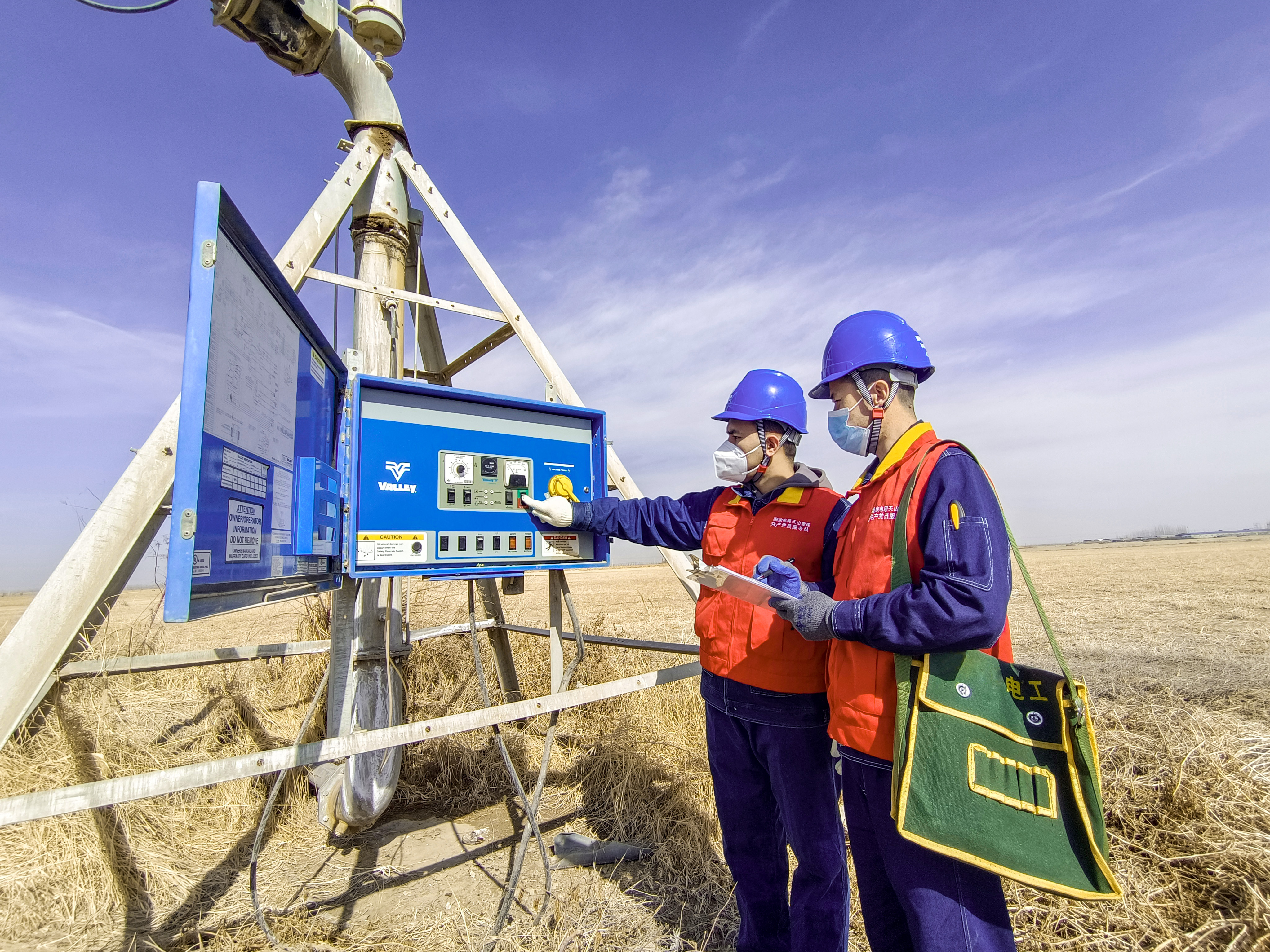 供電員工在飼草基地開展安全用電檢查。.jpg 供電員工在飼草基地開展安全用電檢查。.jpg