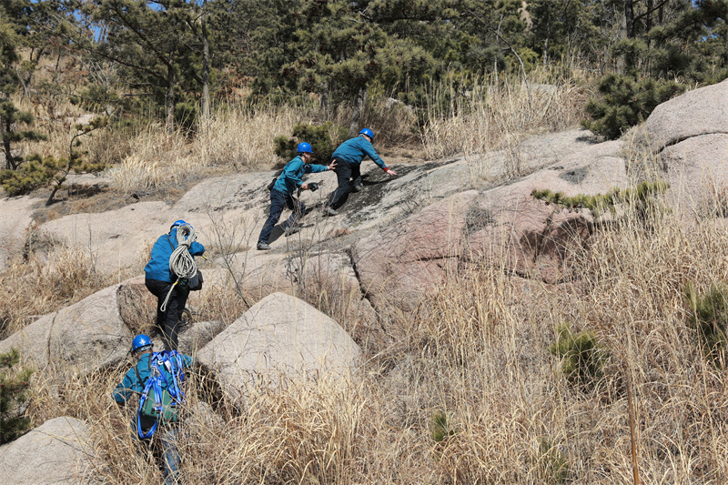 3月16日,山東榮成市供電公司員工對槎山上的電力線路進行特巡。巡線路上,巡檢人員前后照應,保障安全。.jpg 3月16日,山東榮成市供電公司員工對槎山上的電力線路進行特巡。巡線路上,巡檢人員前后照應,保障安全。.jpg