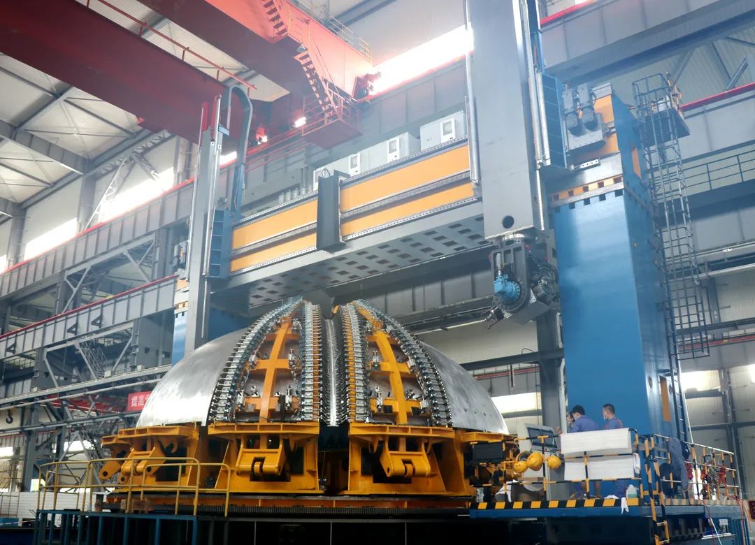 武重集團研制智能化焊接裝備正在加工直徑9.5米箱體圓環.jpg 武重集團研制智能化焊接裝備正在加工直徑9.5米箱體圓環.jpg