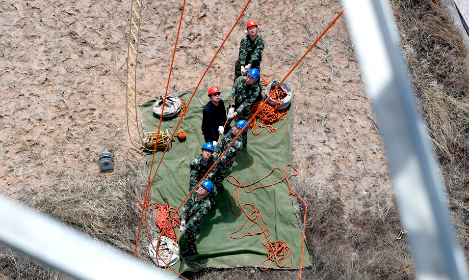 4月10日，薛家灣供電局輸電管理處對(duì)220千伏萬(wàn)楊線相關(guān)塔基進(jìn)行帶電更換RTV瓷質(zhì)絕緣子作業(yè)。（作者：周京津）