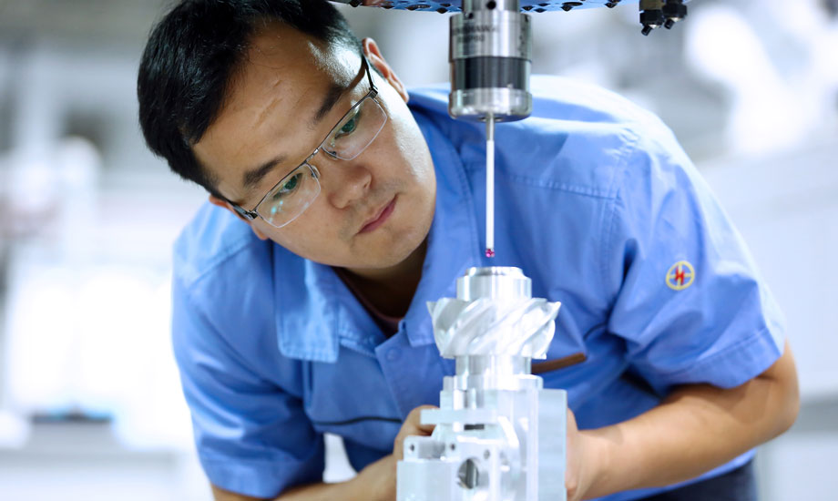 高精度測頭，不僅能設(shè)定加工基準，還具有在線測量功能，孫長勝在實時測量工件的加工精度。（作者：封曉東）