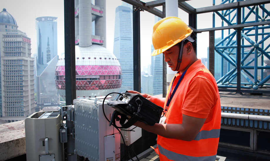 面對烈日“烤”驗，上海聯(lián)通一線工作人員堅守崗位戰(zhàn)高溫，奮斗在一線搶修現(xiàn)場。（作者：許諾 王心志）