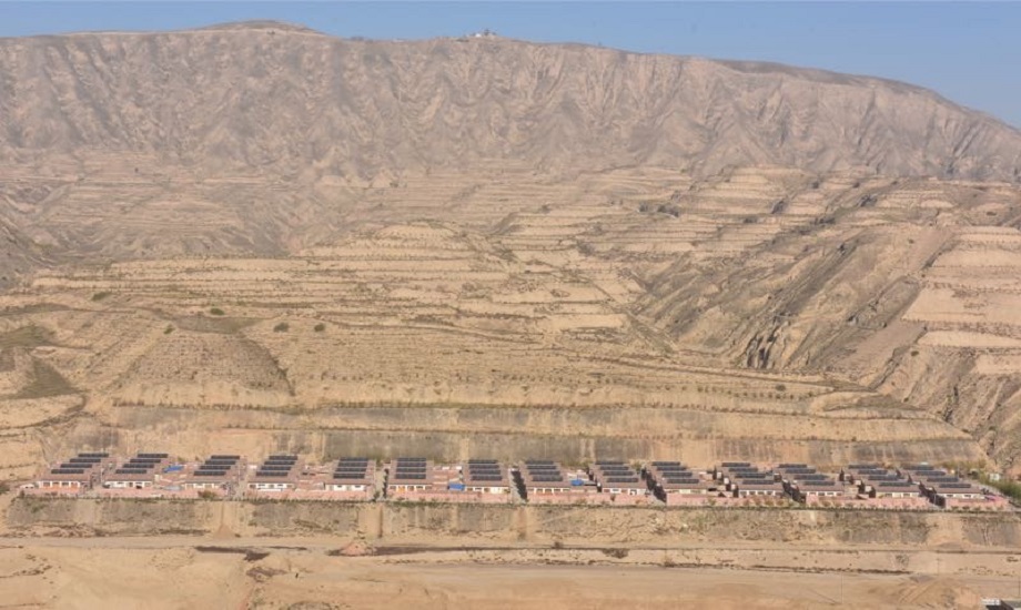 國家電網青海電力積極服務扶貧光伏電站并網發電，組織對有獨立光伏供電且已具備大延伸供電條件的鄉實施電網工程建設。