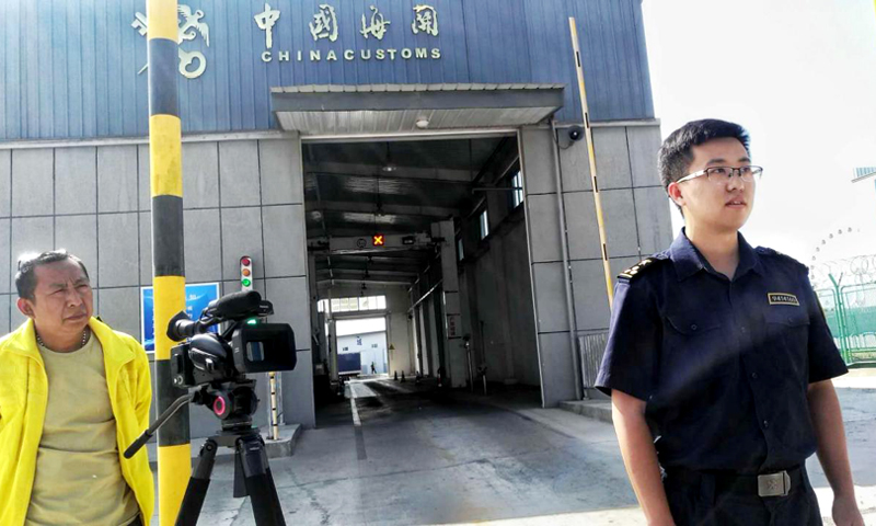 霍爾果斯海關人員接受采訪時表示，與人工檢查相比，同方威視車載式設備使通關速度有了明顯提升，大幅提高了工作效率，對于提高口岸過貨能力，打擊走私，促進外貿經濟健康發展發揮了重要作用。（國資委新聞中心 雷玉川攝）